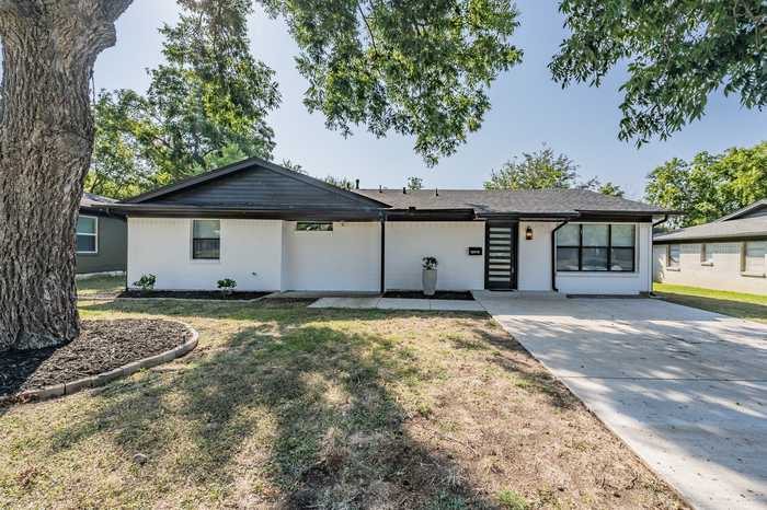 photo 2: 13516 Spring Grove Avenue, Dallas TX 75240