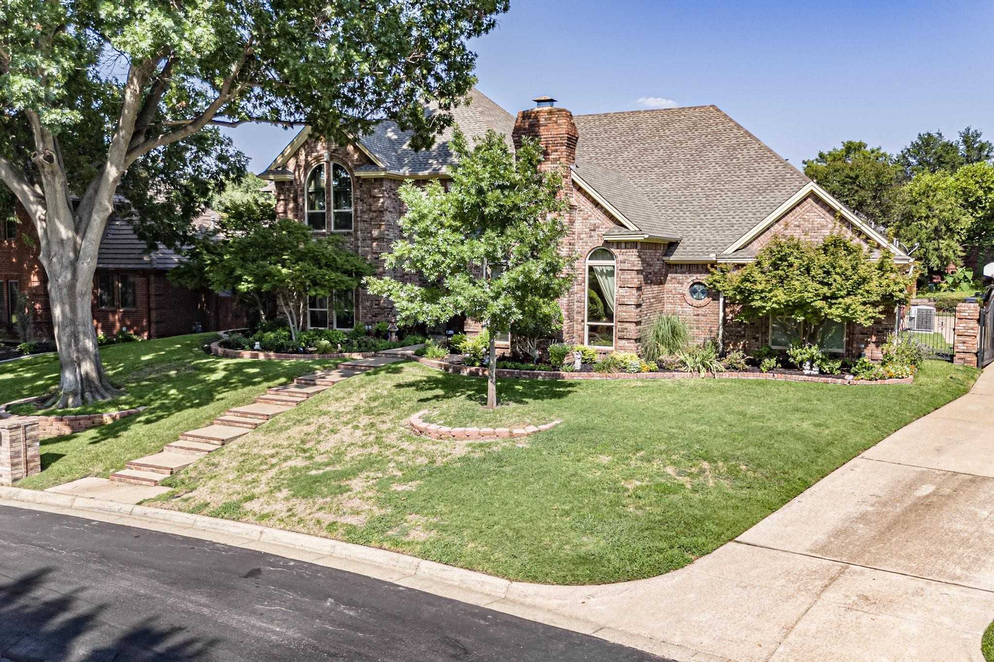 photo 2: 2121 Bay Club Drive, Arlington TX 76013