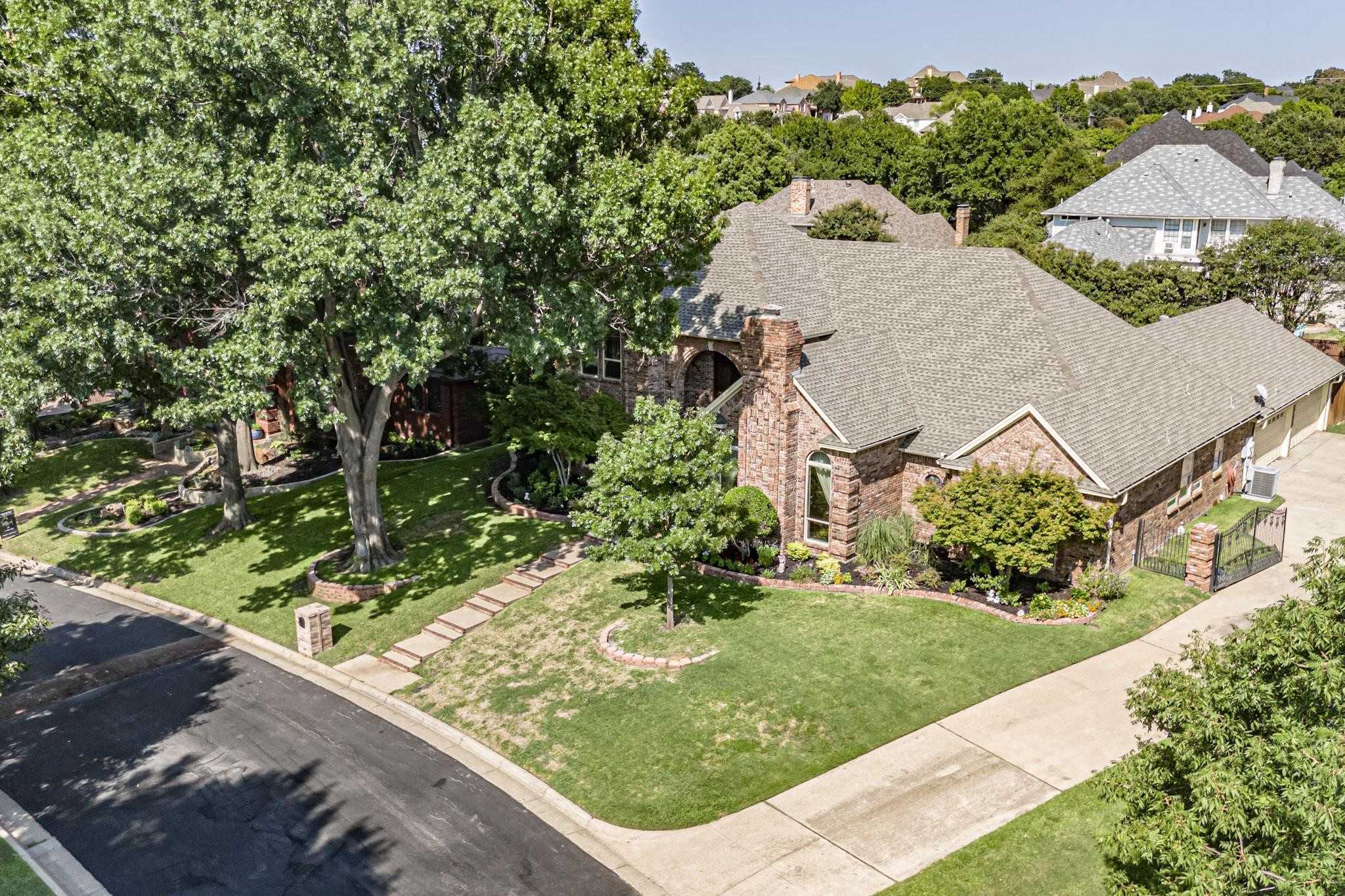 photo 3: 2121 Bay Club Drive, Arlington TX 76013