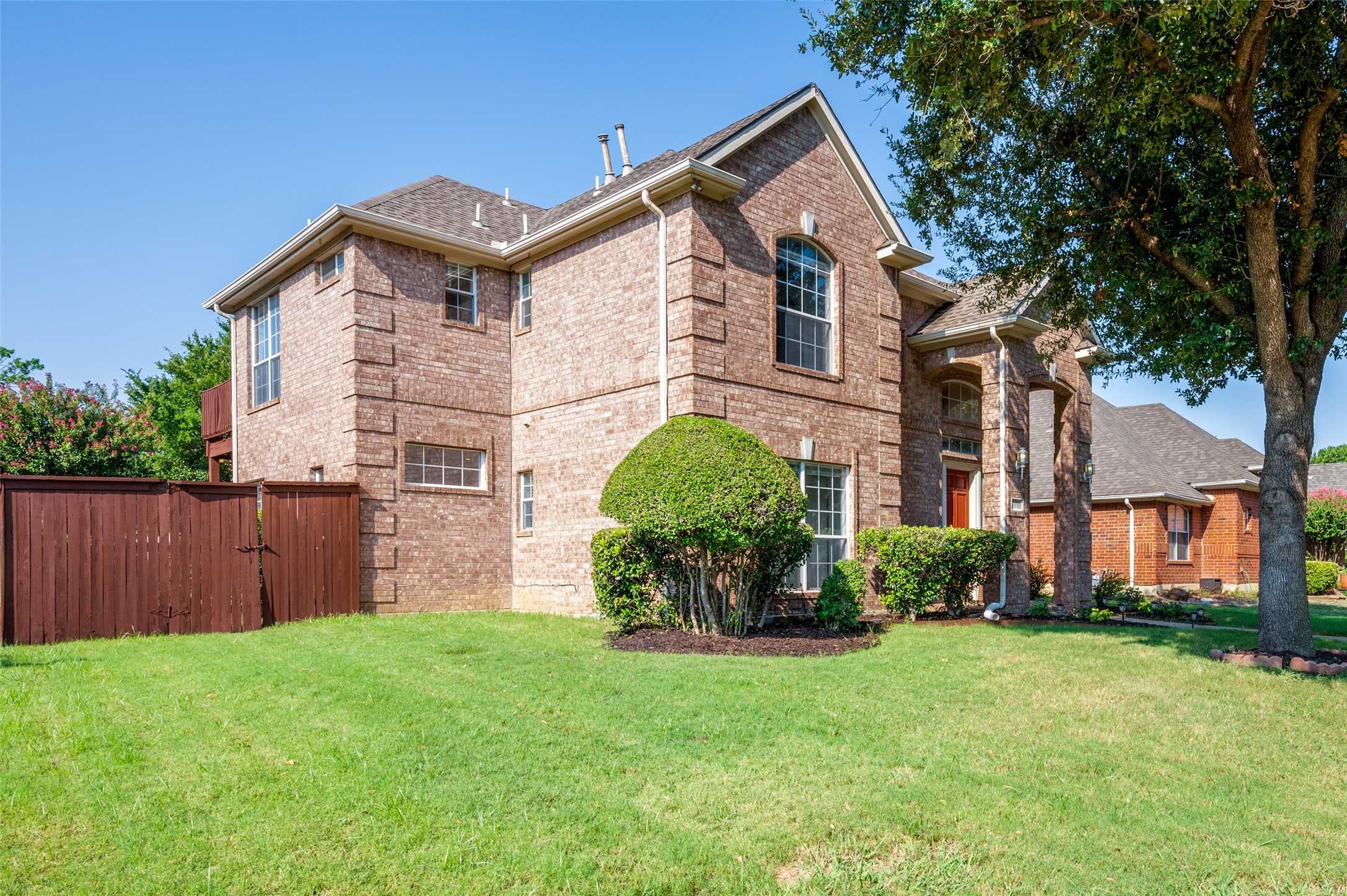 photo 2: 308 Andre Drive, Irving TX 75063