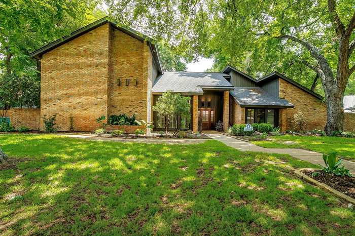 photo 1: 4917 Riverbend Drive, Fort Worth TX 76109