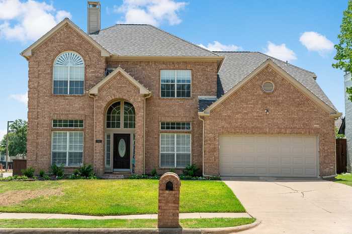 photo 1: 800 Canyon Crest Drive, Irving TX 75063