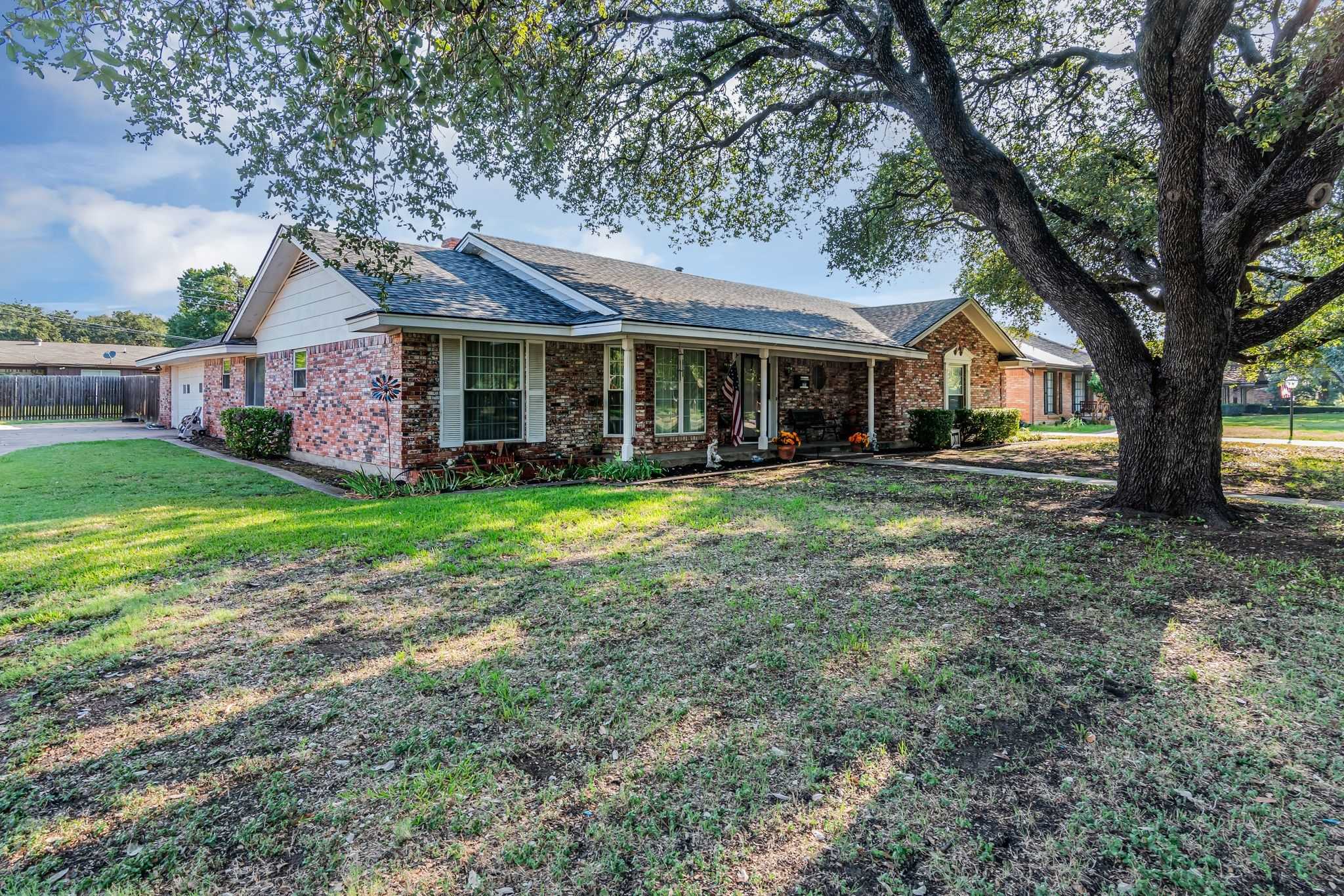 photo 3: 5721 Cedarcrest Drive, Haltom City TX 76117