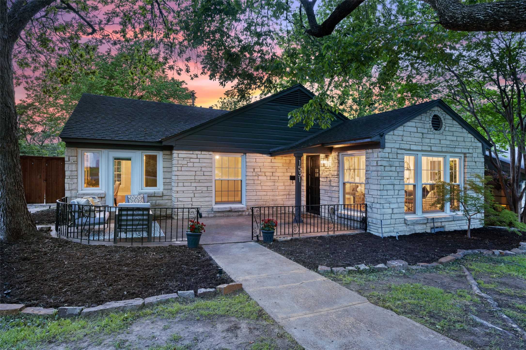 photo 2: 1531 Oak Knoll Street, Dallas TX 75208