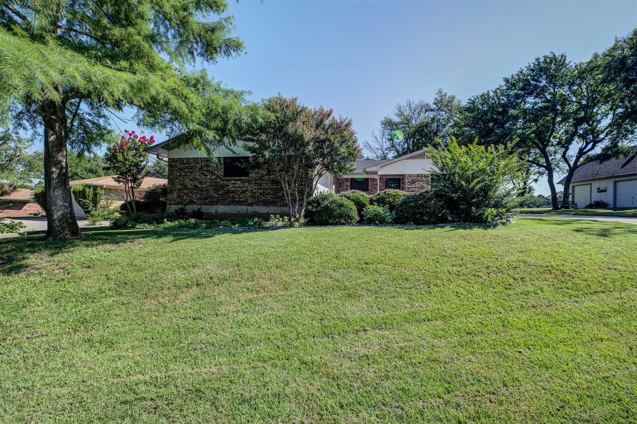 photo 3: 412 Half Moon Way, Runaway Bay TX 76426