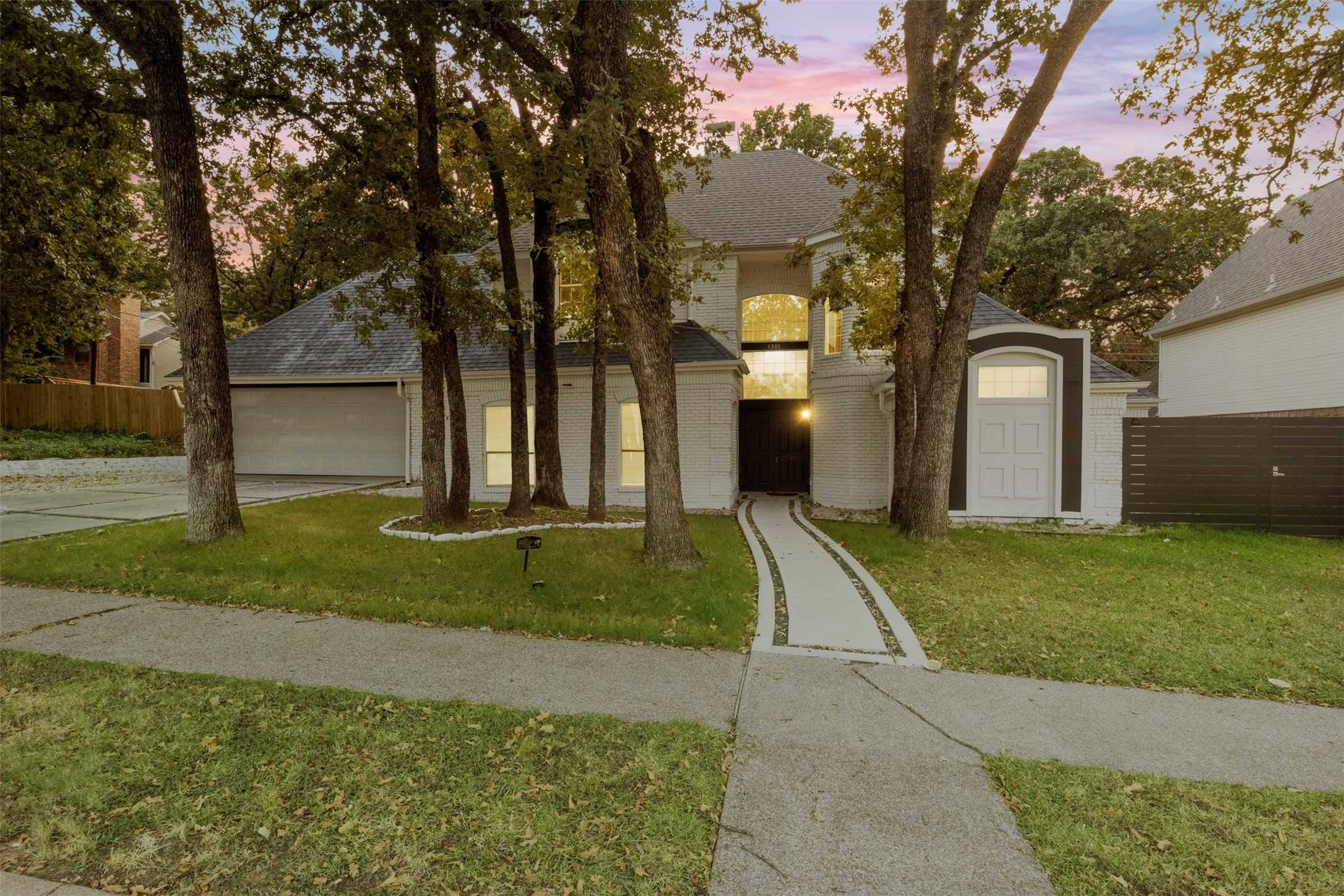 photo 2: 1301 Carver Lane, Irving TX 75061