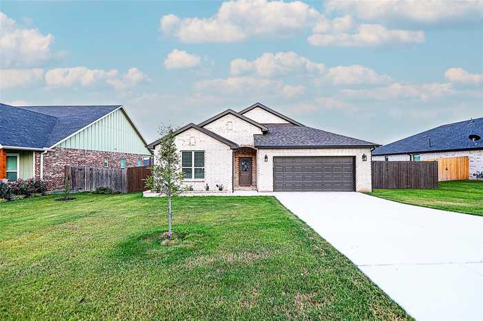 photo 2: 1407 Jefferson Street, Bowie TX 76230