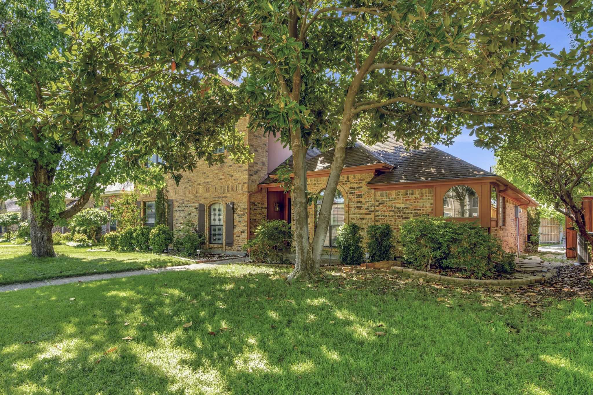 photo 2: 718 Cimarron Trail, Irving TX 75063