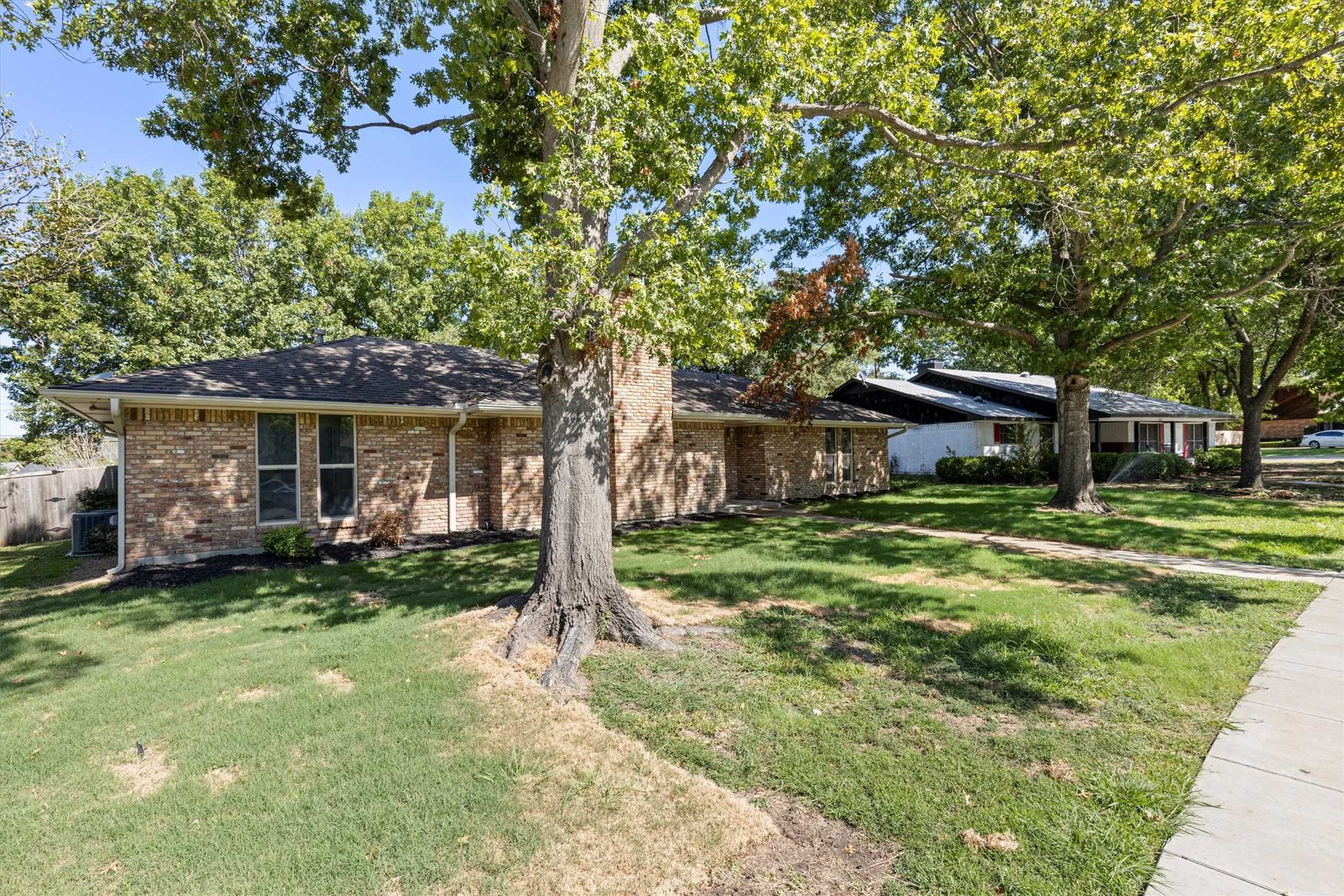 photo 3: 1902 Yorkstown Drive, Ennis TX 75119