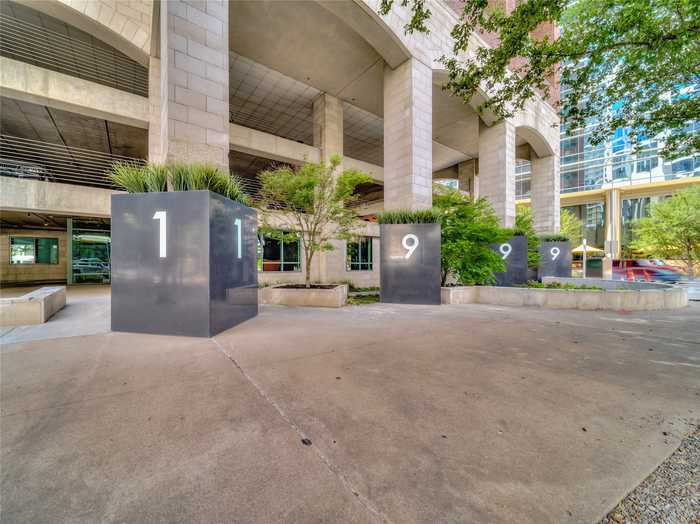 photo 2: 1999 Mckinney Avenue Unit 804, Dallas TX 75201