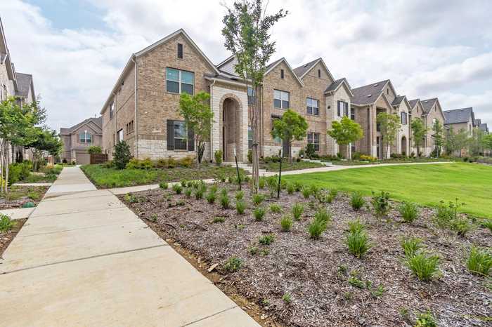 photo 1: 568 Ballustrade Drive, Irving TX 75039