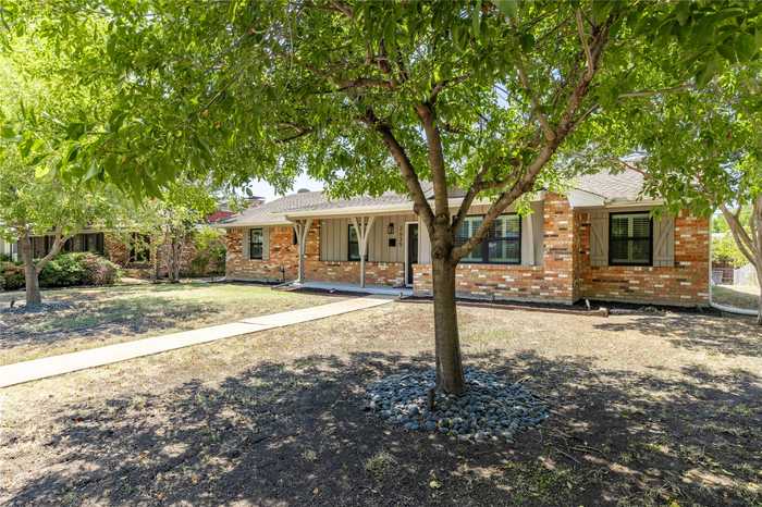 photo 2: 2635 Beechmont Drive, Dallas TX 75228