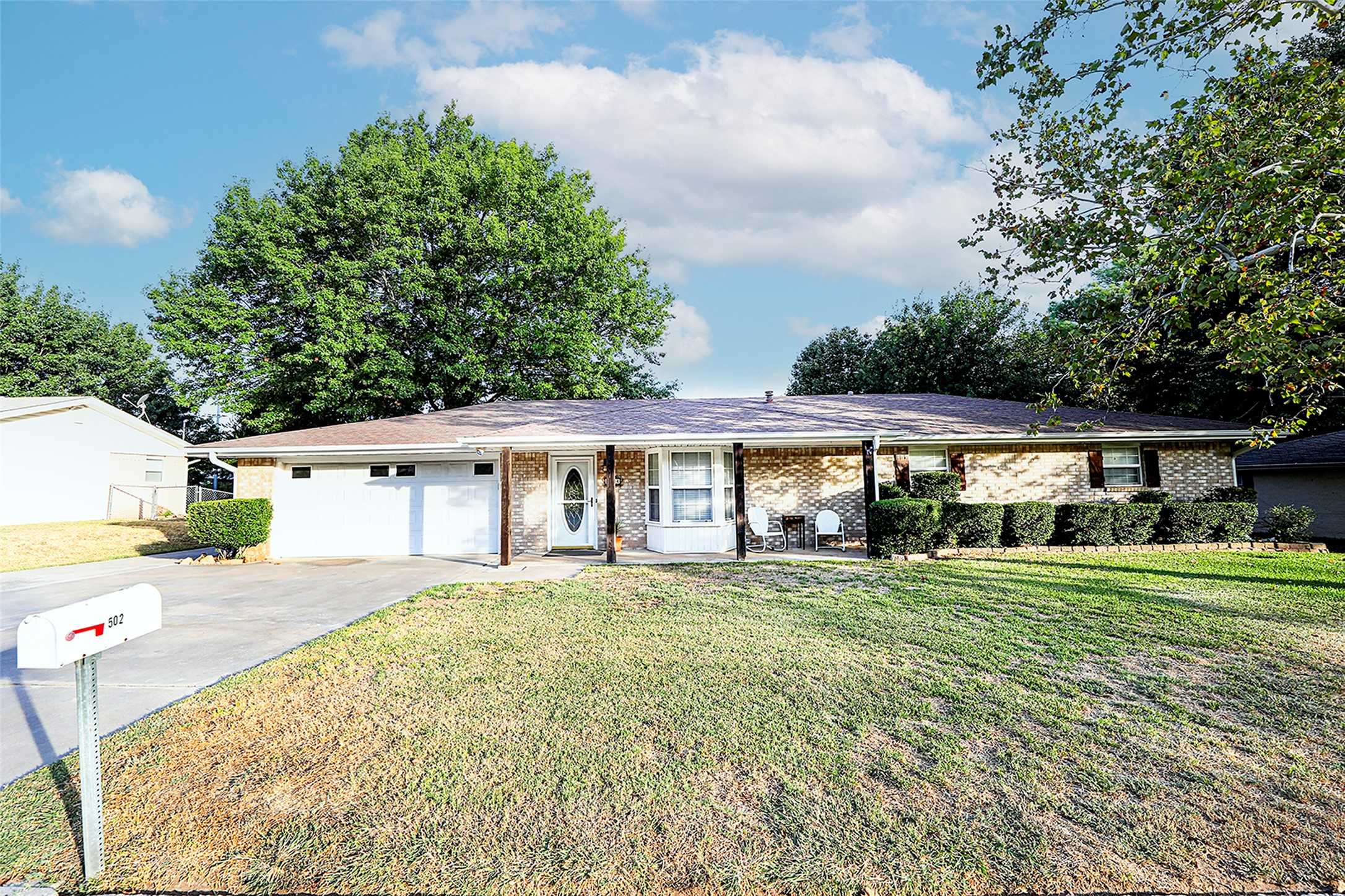 photo 3: 502 Galia Street, Bowie TX 76230