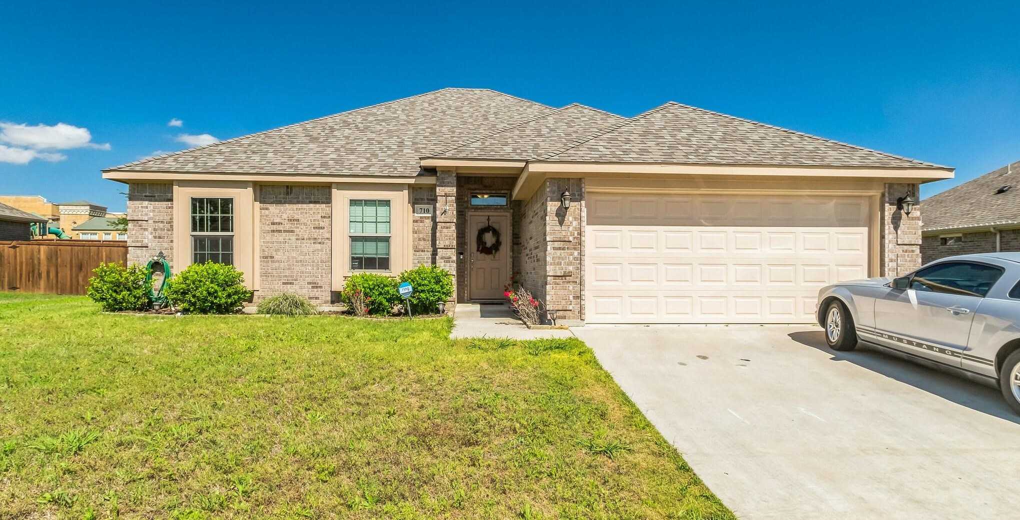 photo 2: 710 Hadley Lane, Valley View TX 76272