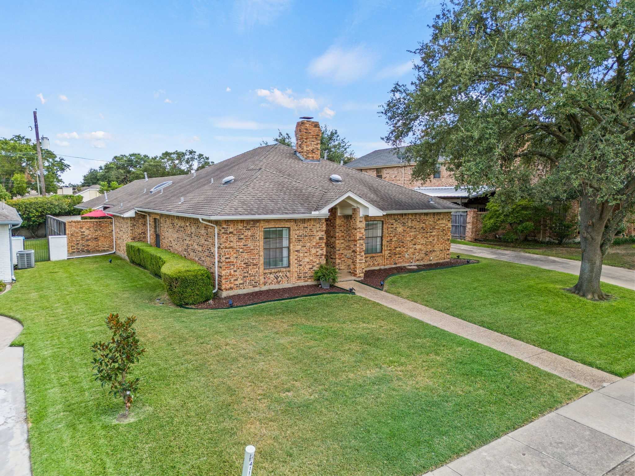 photo 2: 4116 Fairlakes Court, Dallas TX 75228