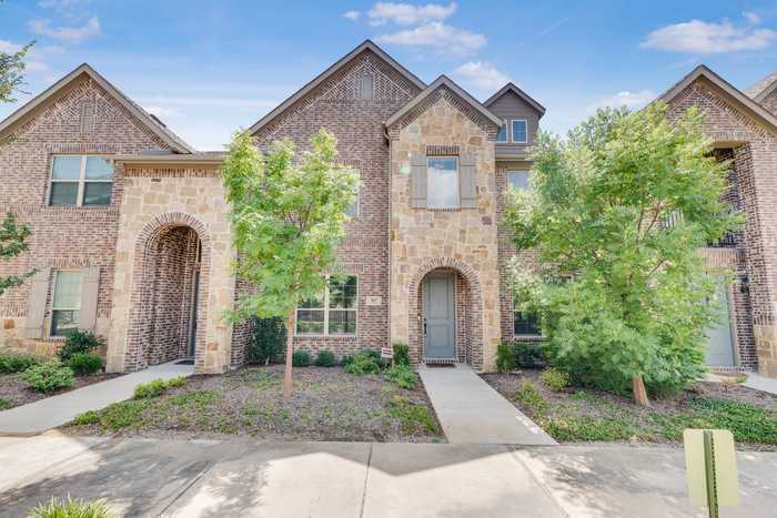 photo 1: 567 Cobblestone Lane, Irving TX 75039