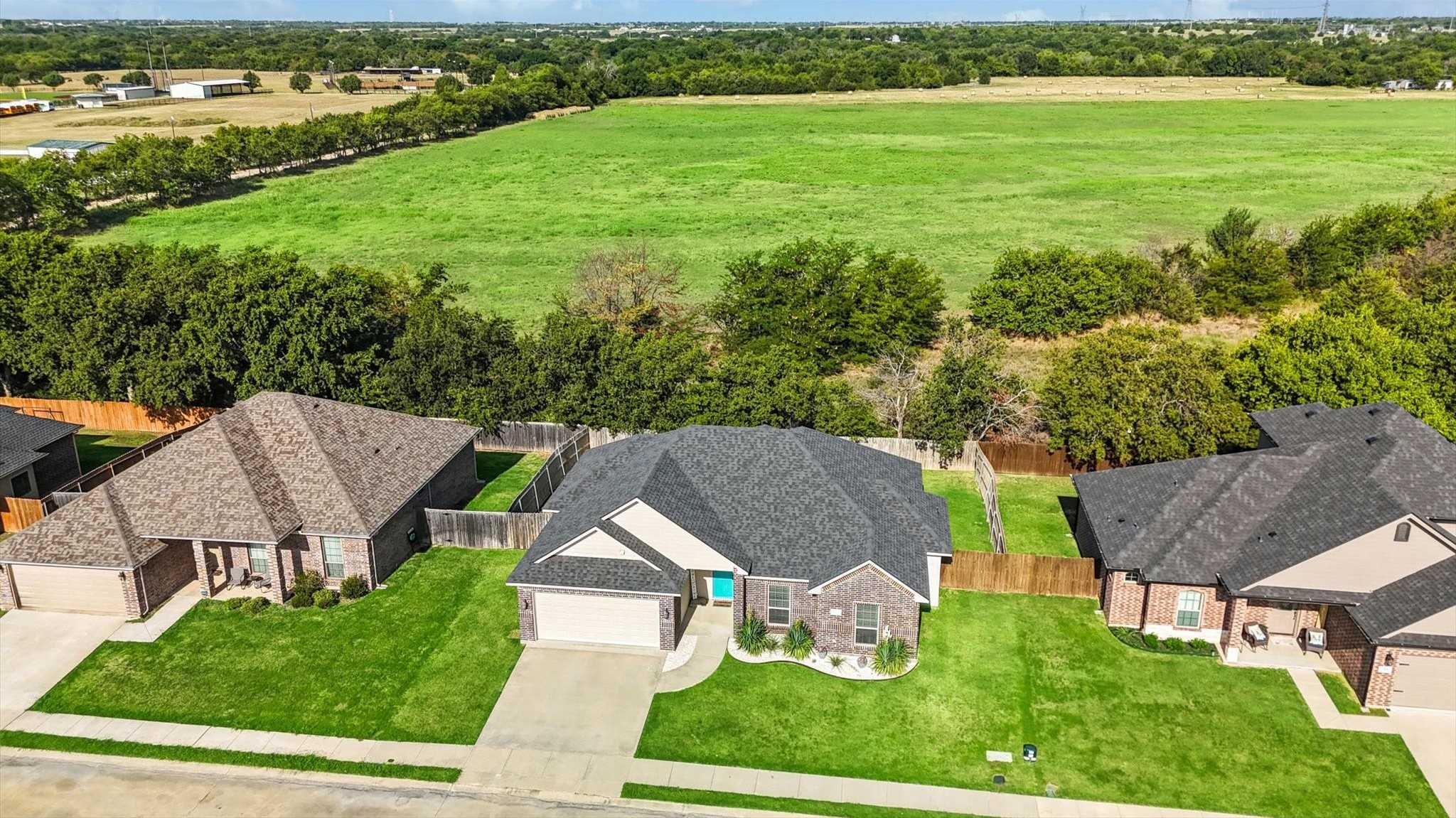 photo 1: 711 Hadley Lane, Valley View TX 76272