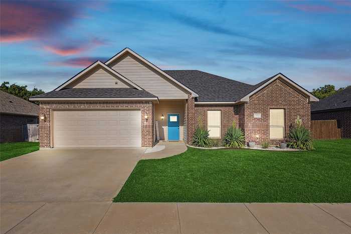 photo 2: 711 Hadley Lane, Valley View TX 76272