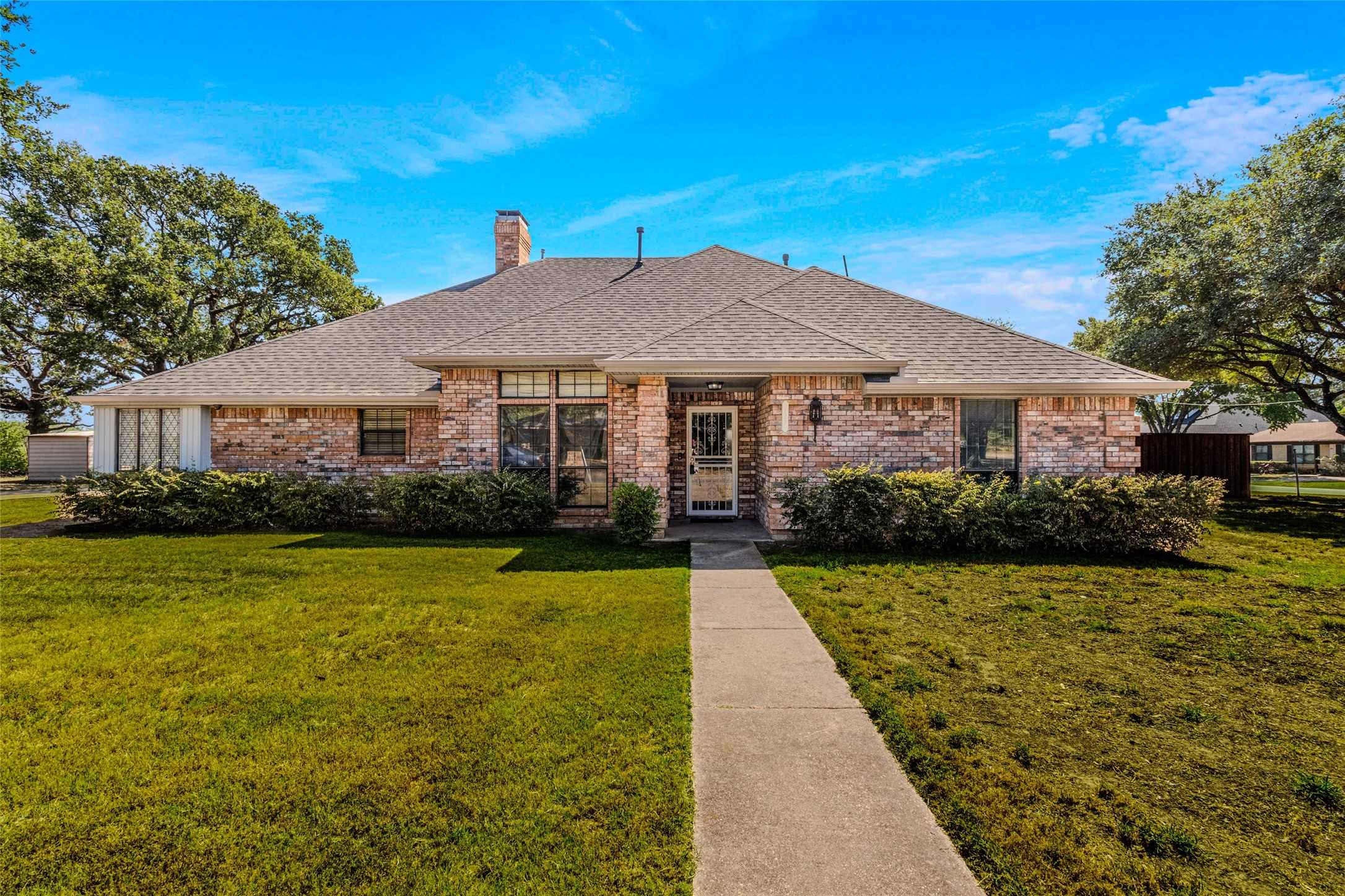 photo 1: 127 Lincoln Lane, Terrell TX 75160