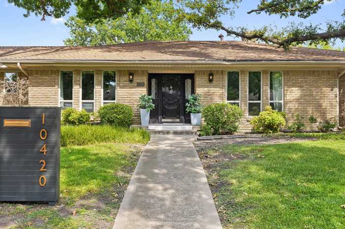 photo 2: 10420 Mosscrest Drive, Dallas TX 75238