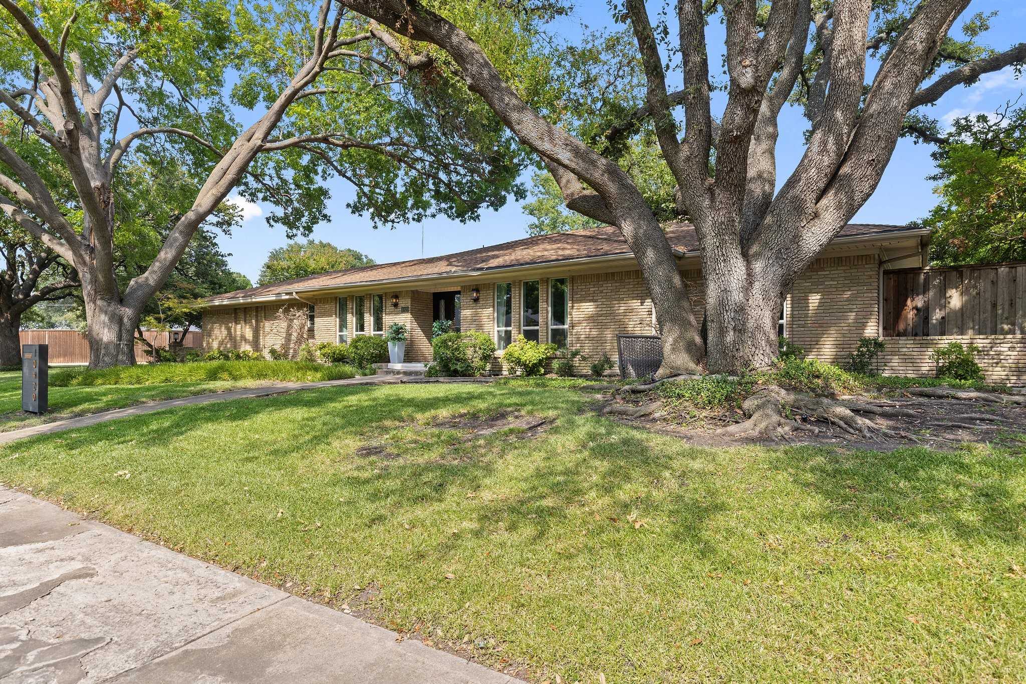 photo 3: 10420 Mosscrest Drive, Dallas TX 75238