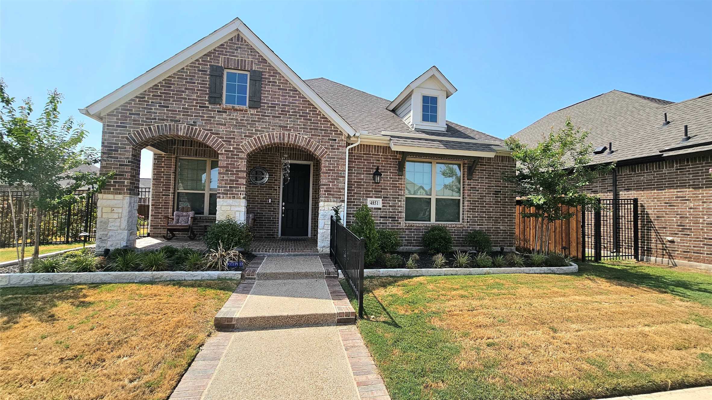 photo 2: 4851 Cypress Thorn Drive, Arlington TX 76005