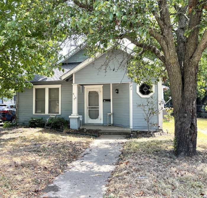 photo 1: 918 N Rockwall Avenue, Terrell TX 75160