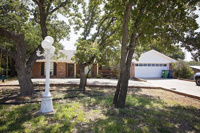 photo 2: 1504 Roanoake Drive, Graham TX 76450