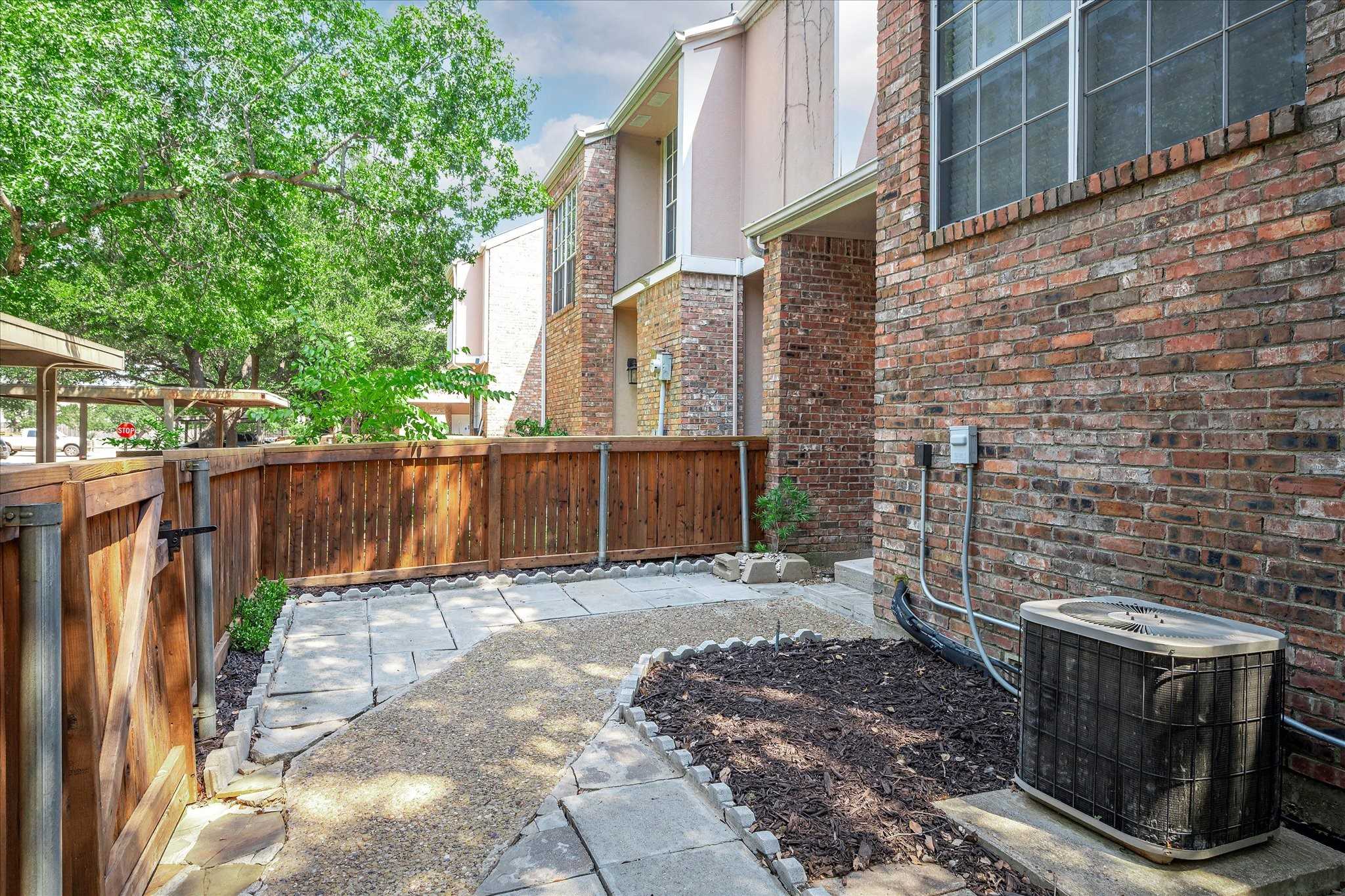 photo 3: 2406 Northlake Court, Irving TX 75038