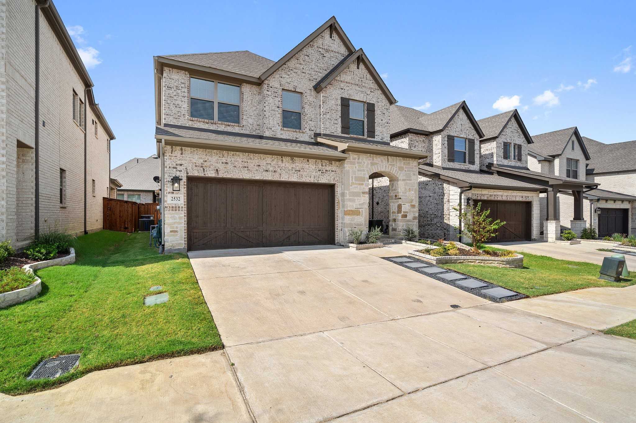 photo 2: 2532 Four Roses Drive, Lewisville TX 75056