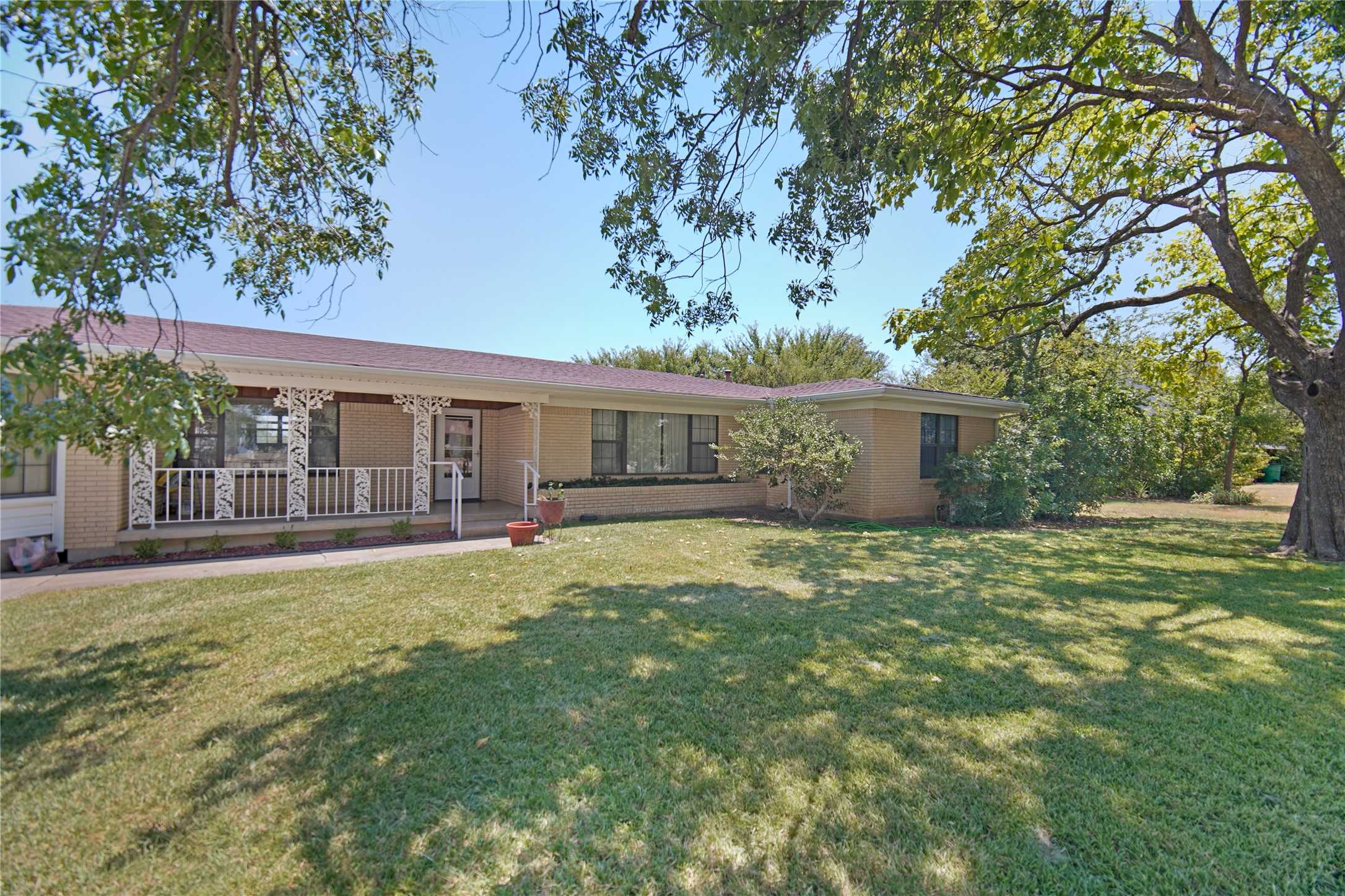 photo 2: 137 S 7th Street, Jacksboro TX 76458