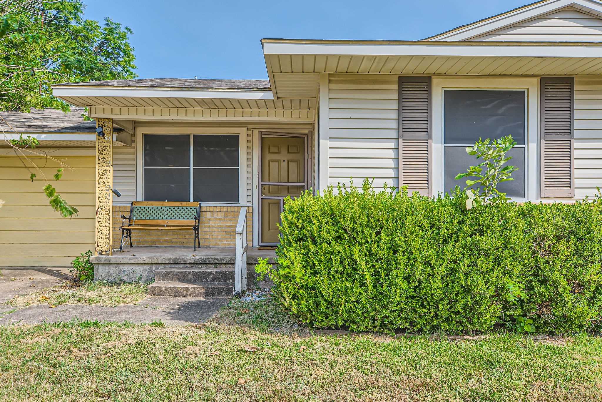 photo 3: 108 Leighton Drive, Terrell TX 75160