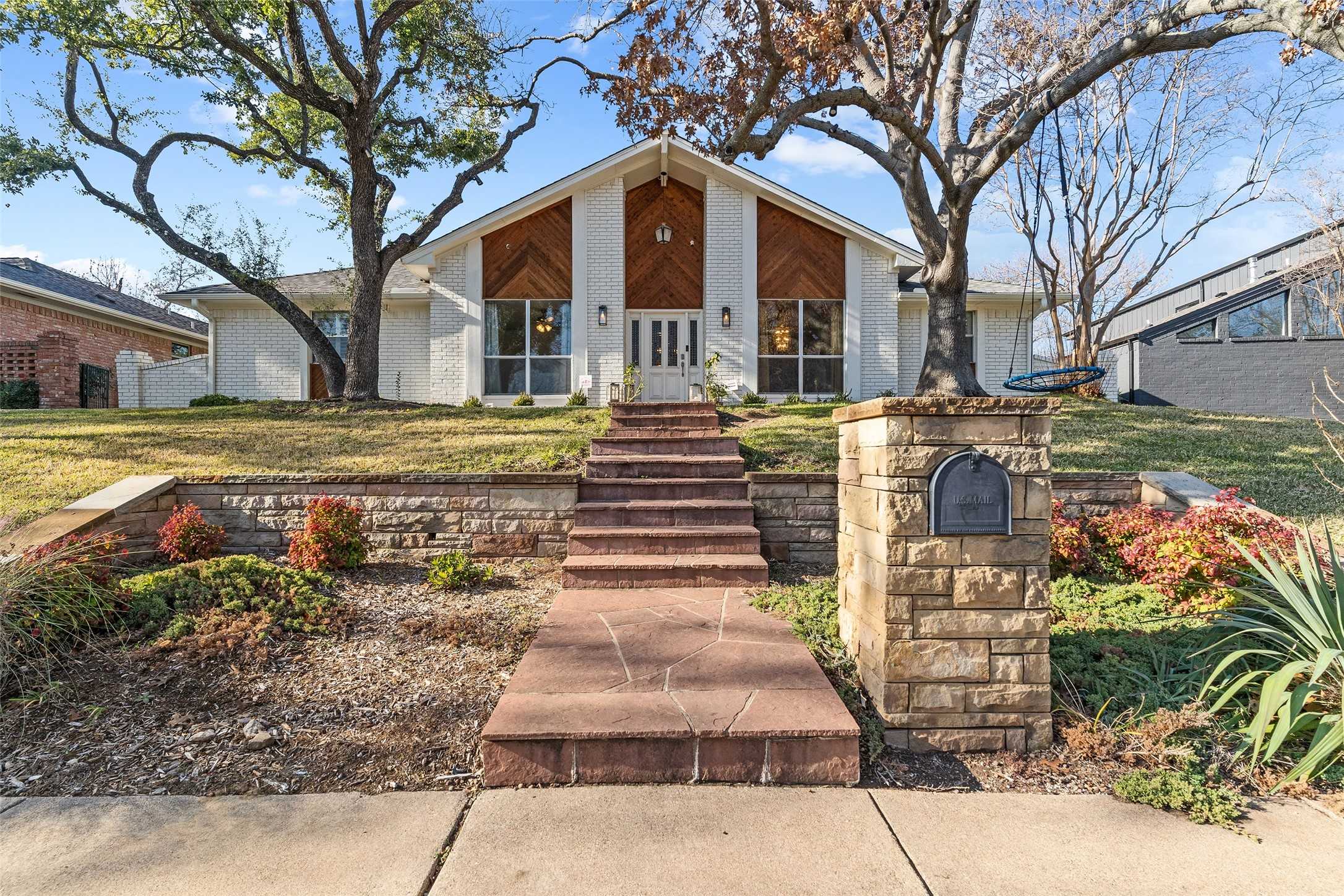 photo 1: 8915 Vista Gate Drive, Dallas TX 75243