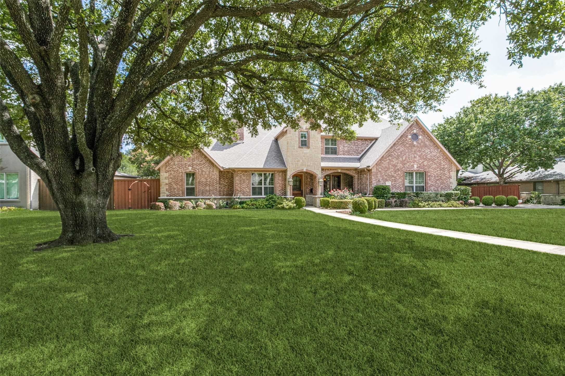 photo 2: 5738 Lindenshire Lane, Dallas TX 75230