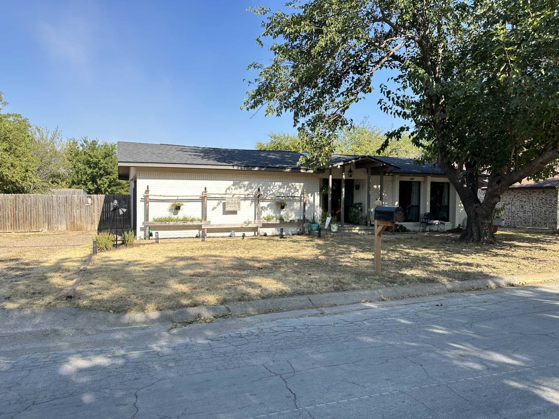 photo 3: 526 N 4th Street, Jacksboro TX 76458