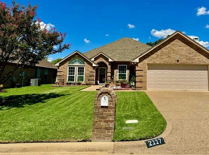 photo 1: 2117 Pinwood Circle, Arlington TX 76001