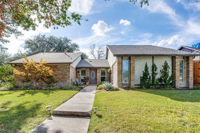 photo 2: 15305 Trails End Drive, Dallas TX 75248