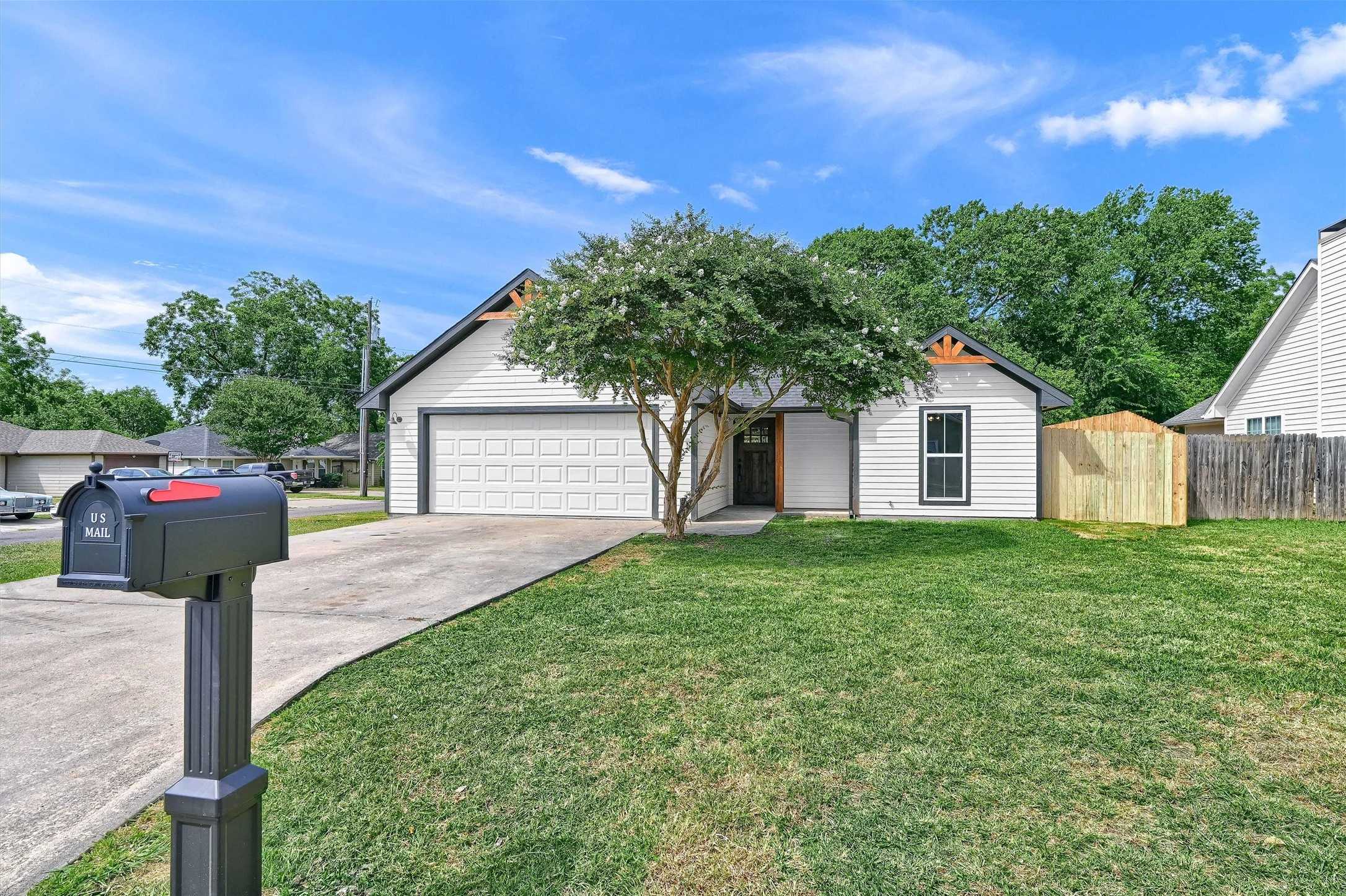 photo 2: 1300 N Throckmorton Street, Sherman TX 75090