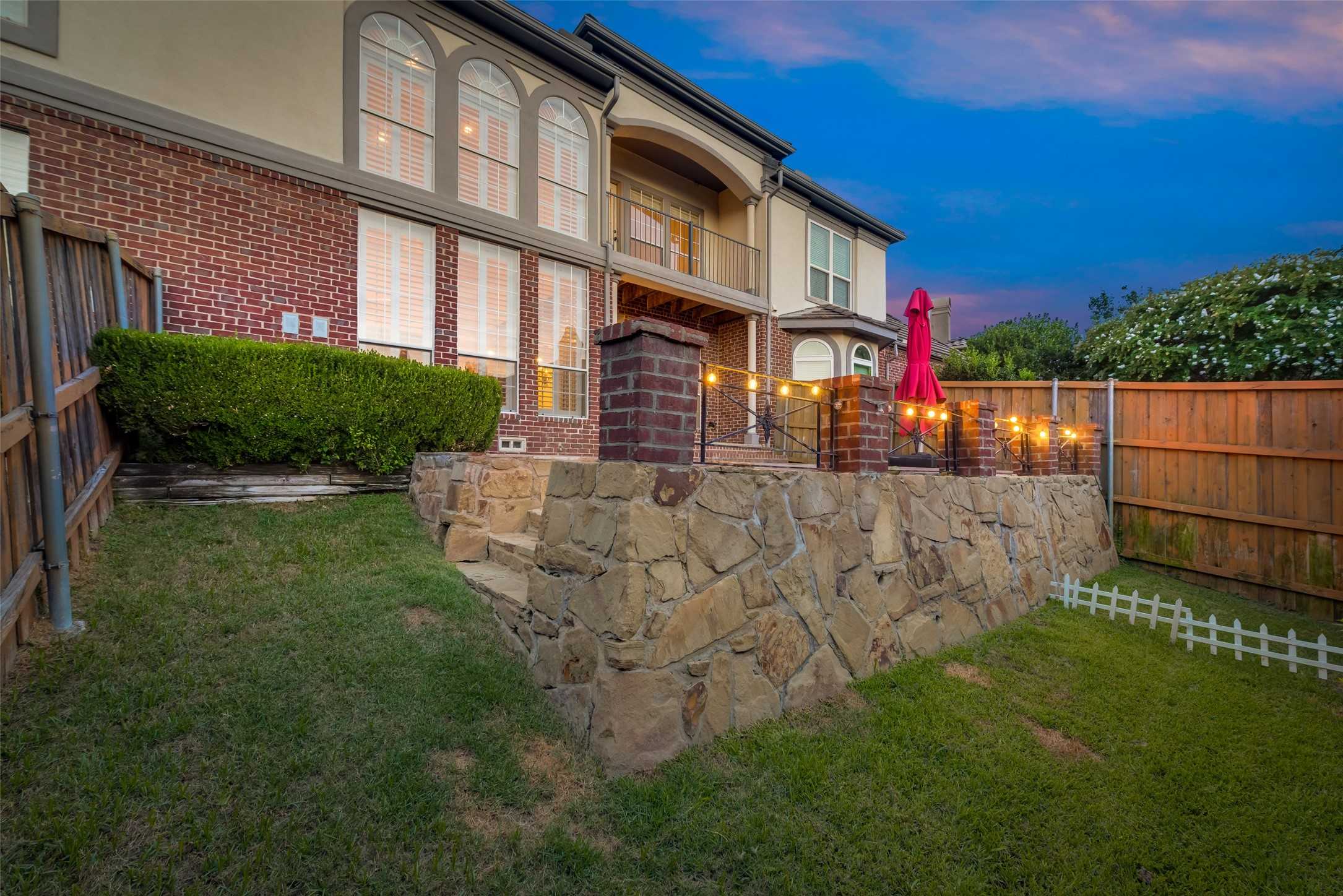 photo 2: 4233 Castle Rock Court, Irving TX 75038