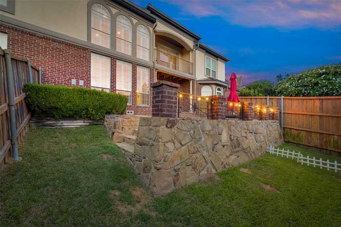 photo 2: 4233 Castle Rock Court, Irving TX 75038