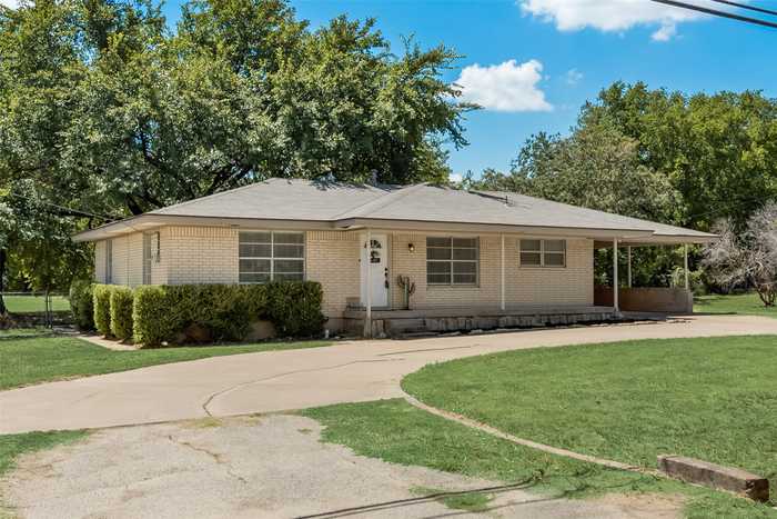 photo 2: 107 E Maginnis Street, Chico TX 76431