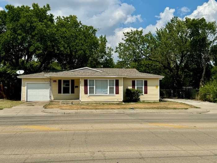 photo 2: 5017 Broadway Avenue, Haltom City TX 76117