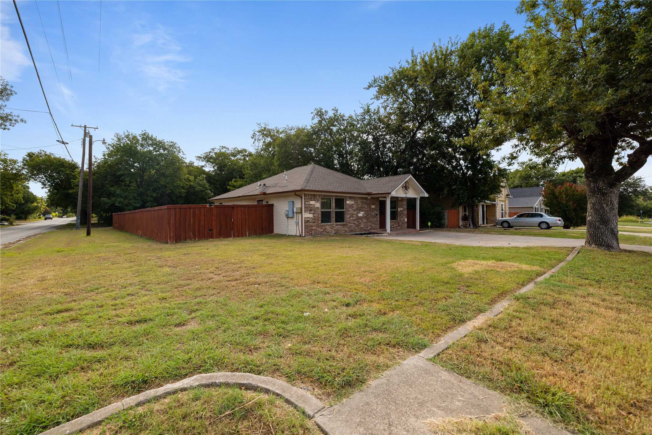 photo 2: 601 S Hazelwood Street, Sherman TX 75090