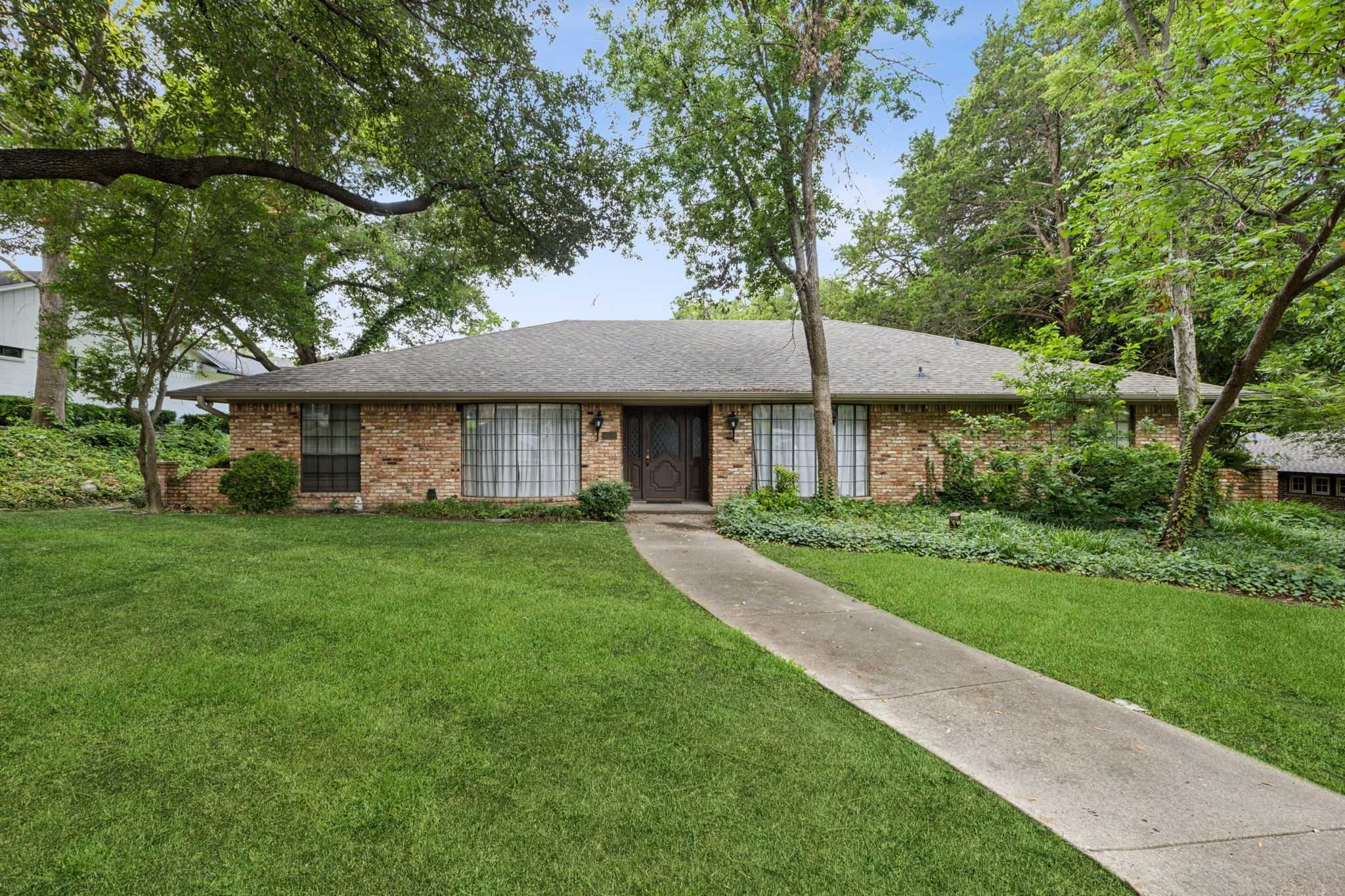 photo 3: 10828 Lochspring Drive, Dallas TX 75218