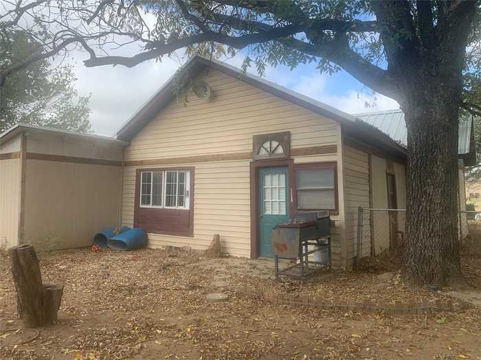 photo 2: 334 North Knox Street, Jacksboro TX 76458