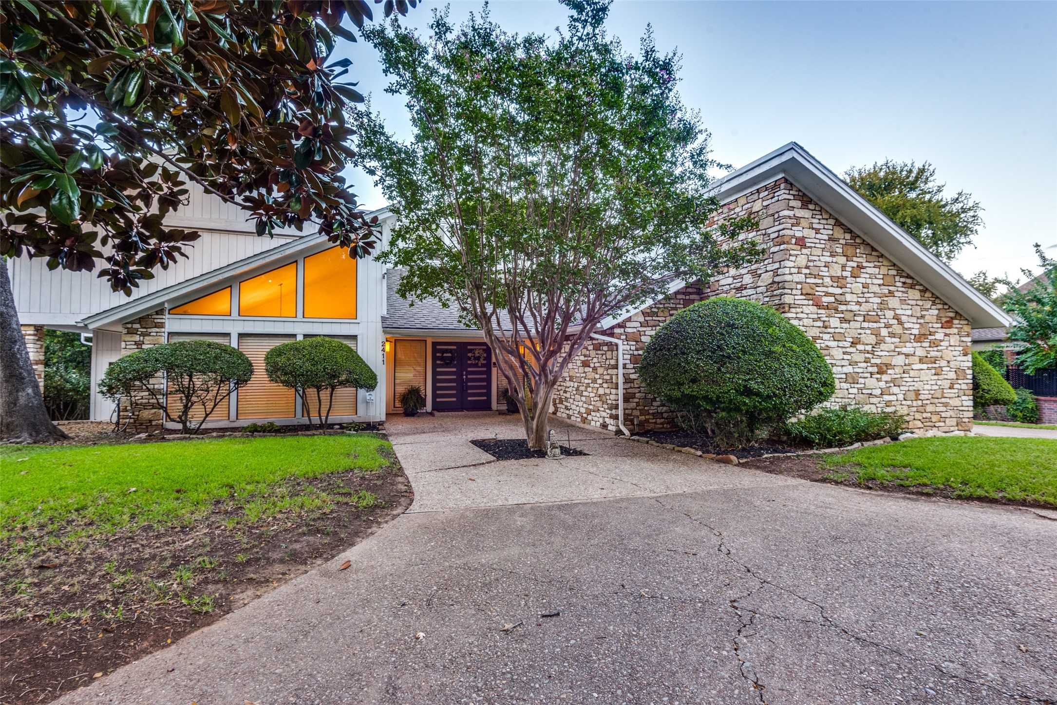 photo 1: 2411 Autumn Oaks Trail, Arlington TX 76006