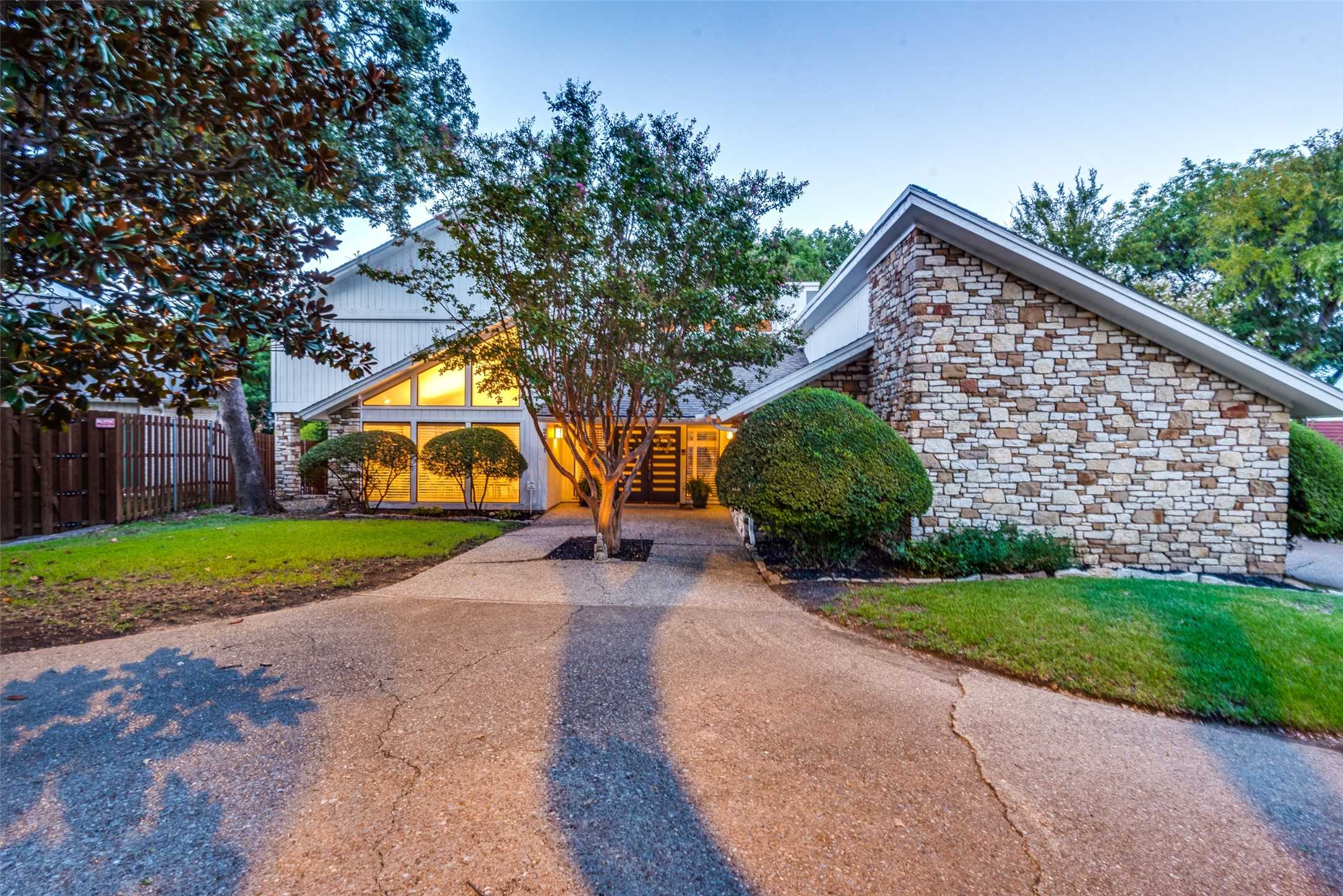 photo 2: 2411 Autumn Oaks Trail, Arlington TX 76006