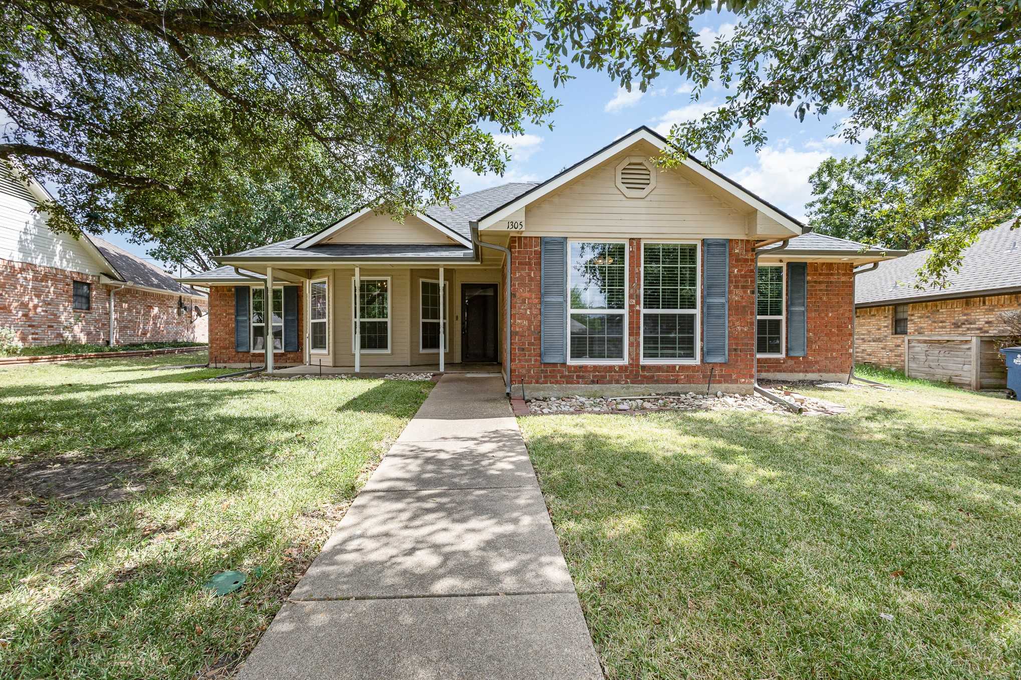 photo 1: 1305 Casa Linda Street, Ennis TX 75119