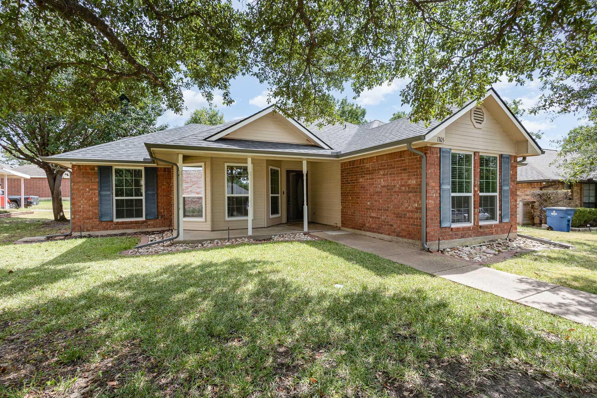 photo 2: 1305 Casa Linda Street, Ennis TX 75119