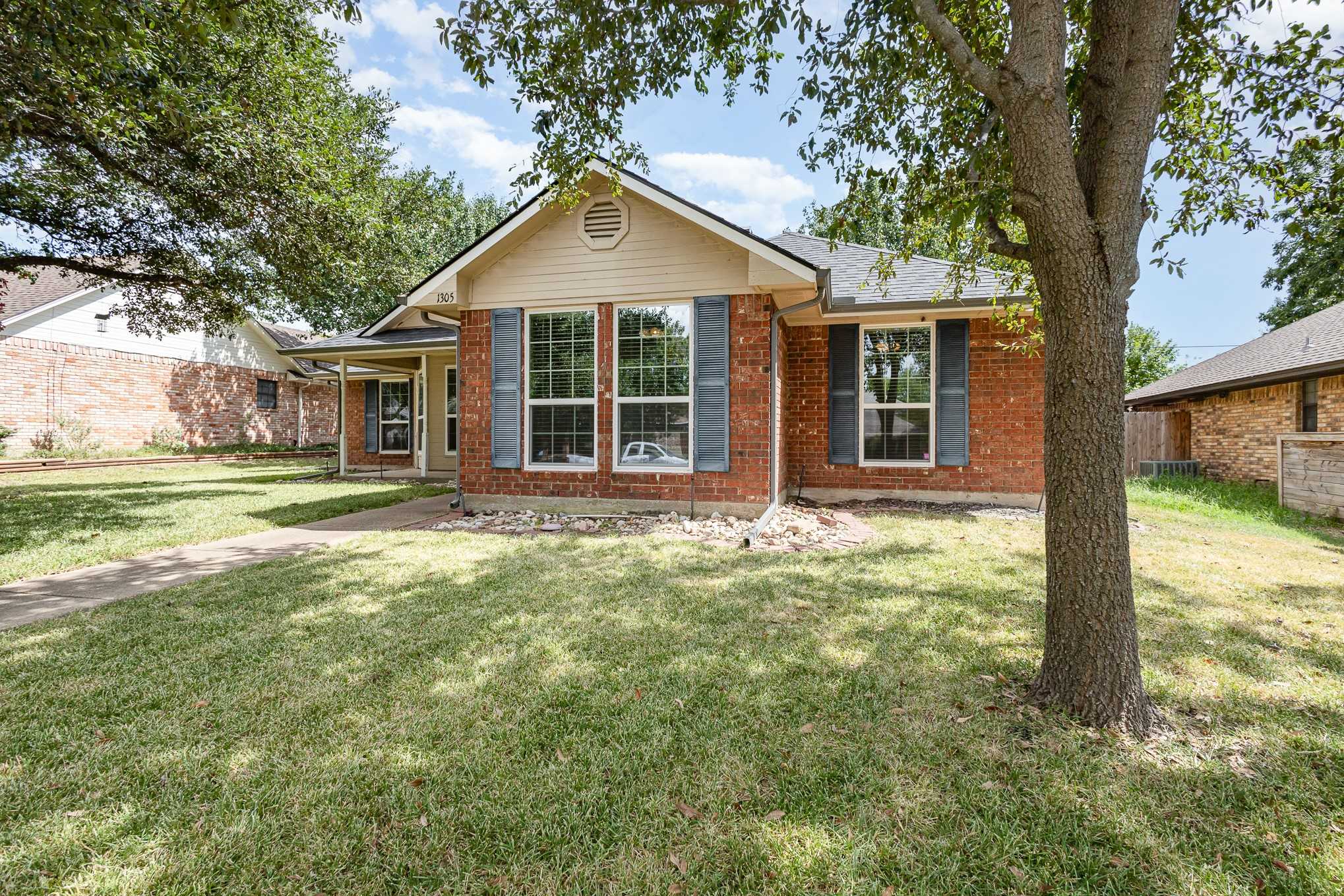 photo 3: 1305 Casa Linda Street, Ennis TX 75119